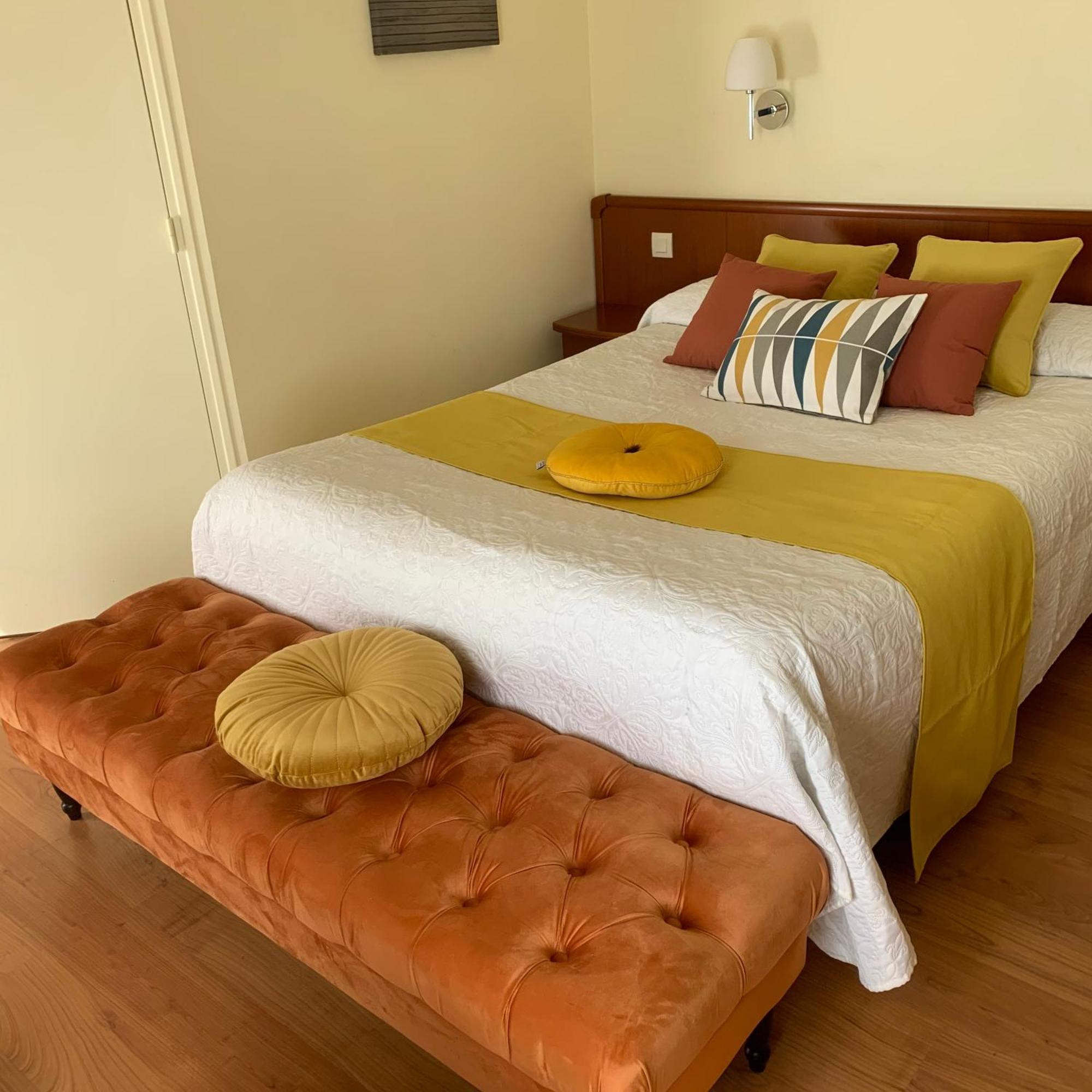 Auberge Du Cheval Blanc Beaumont-Pied-de-Boeuf  Eksteriør billede