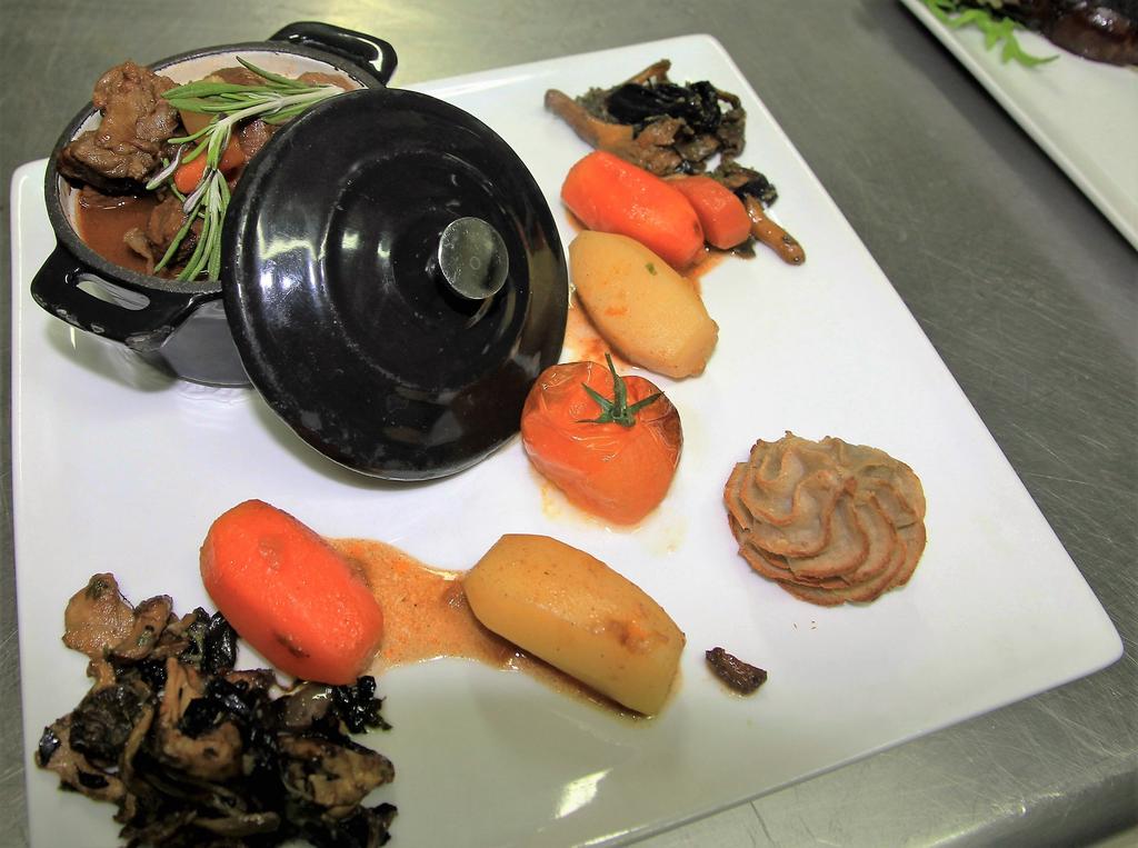 Auberge Du Cheval Blanc Beaumont-Pied-de-Boeuf  Eksteriør billede