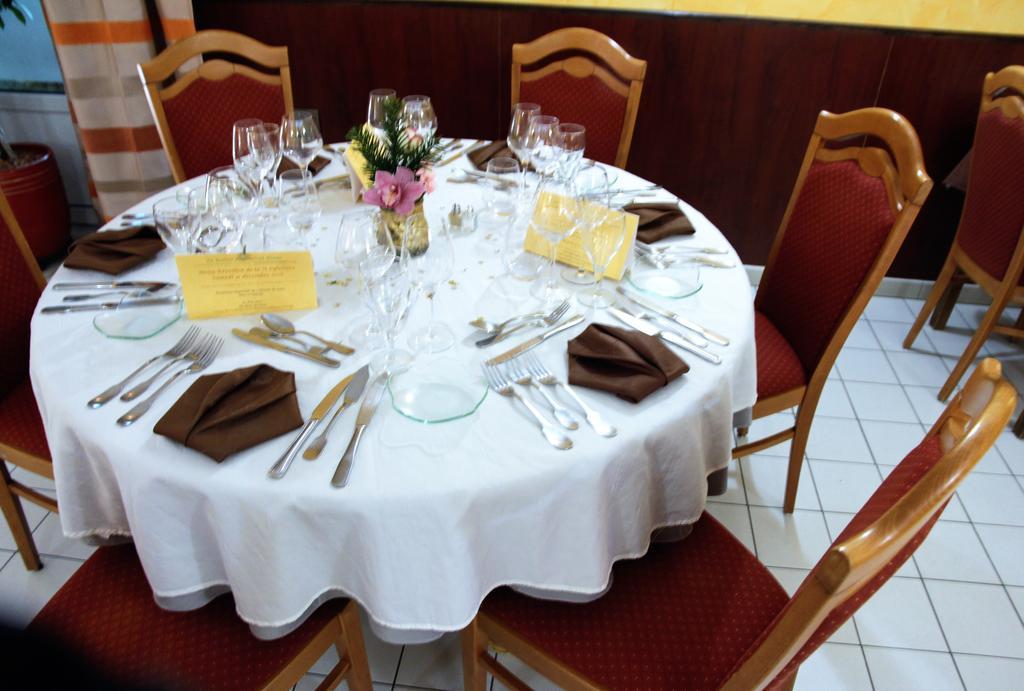 Auberge Du Cheval Blanc Beaumont-Pied-de-Boeuf  Eksteriør billede